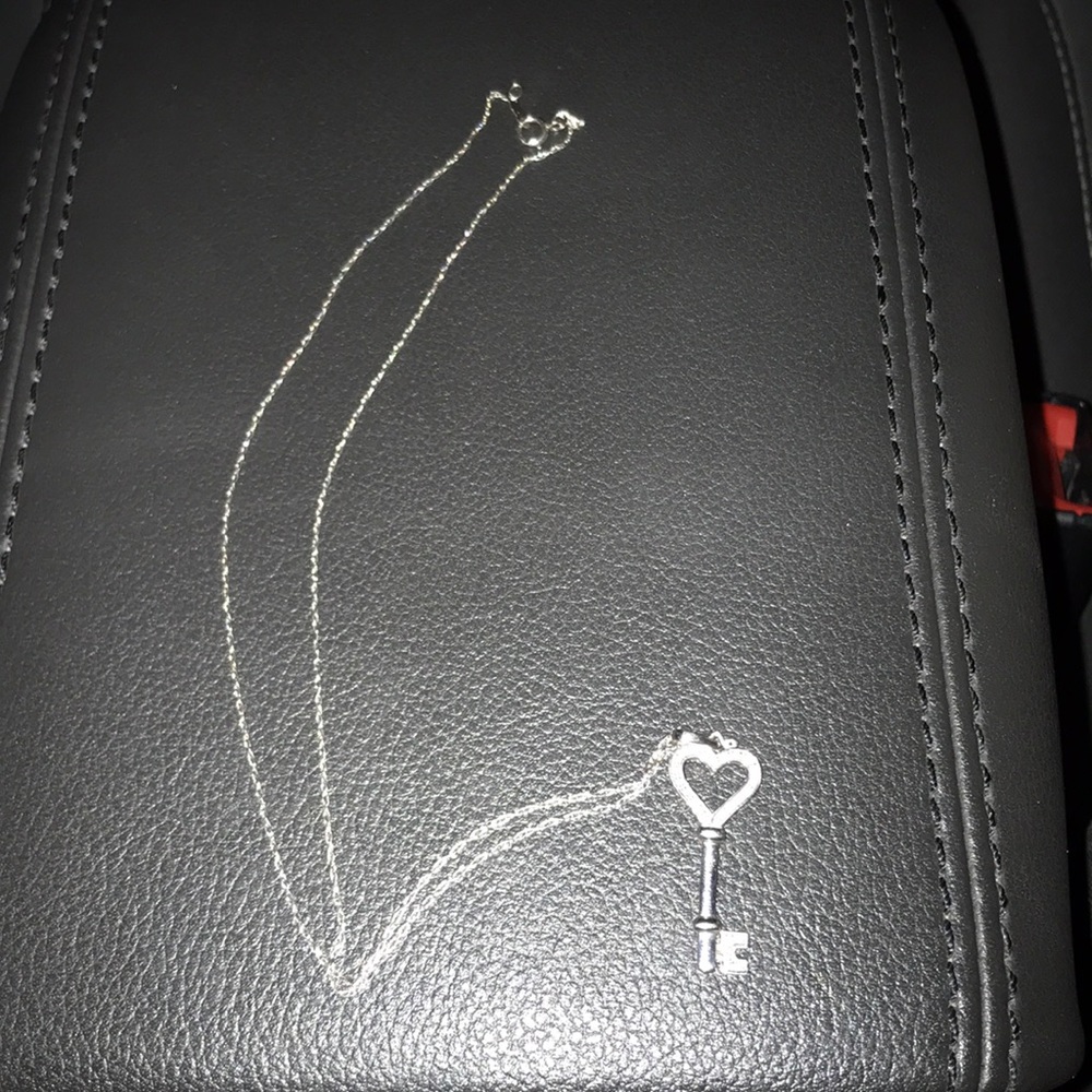 🔴SOLD🔴 Women’s Key necklace.